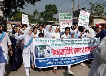 জলবদ্ধতা নিরসনে ফতুল্লায় শিক্ষার্থীদের বিক্ষোভ