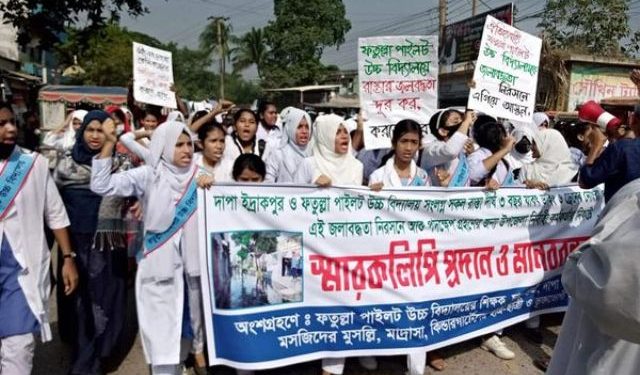 জলবদ্ধতা নিরসনে ফতুল্লায় শিক্ষার্থীদের বিক্ষোভ