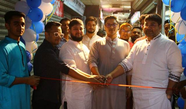 রঙিন অ্যাকুরিয়ামের মাছের জগত এখন ধানমন্ডিতে