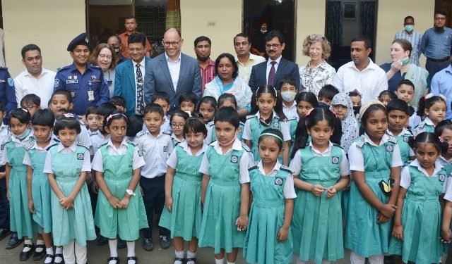 শিশুদের আগ্রহ নিয়ে টিকা নিতে দেখে যুক্তরাষ্ট্রের রাষ্ট্রদূতের আনন্দ প্রকাশ