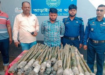 আড়াইহাজারে ককটল ও মশাল সহ দুই ছাত্রদল নেতা গ্রেফতার