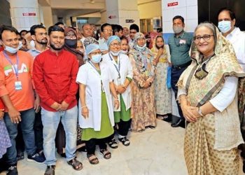 সাধারণ রোগীদের মত চক্ষু পরীক্ষা করালেন প্রধানমন্ত্রী