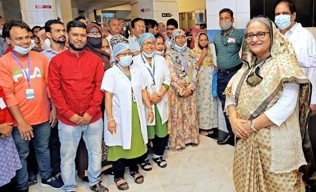 সাধারণ রোগীদের মত চক্ষু পরীক্ষা করালেন প্রধানমন্ত্রী