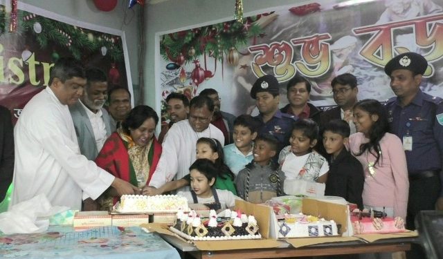 নারায়ণগঞ্জে আনন্দ-উচ্ছাসে বড়দিন উদযাপন