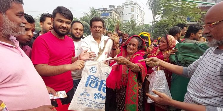 বিজয় দিবসে ১২ হাজার পরিবারকে মাছ বিতরণ করলেন প্যানেল মেয়র বাবু