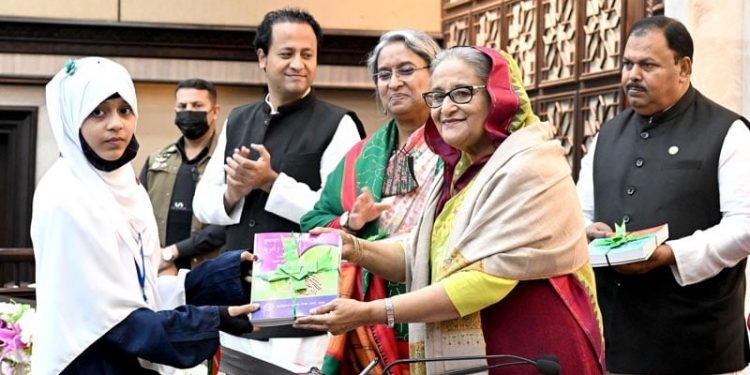 বিনামূল্যে পাঠ্যপুস্তক বিতরণ কার্যক্রমের উদ্বোধন করেছেন প্রধানমন্ত্রী