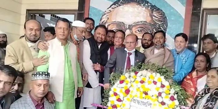 স্বদেশ প্রত্যাবর্তন দিবসে বঙ্গবন্ধুর প্রতিকৃতিতে না’গঞ্জ আ’লীগের শ্রদ্ধা