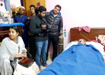অসুস্থ মুক্তিযোদ্ধা লুৎফর রহমানের বাসায় জেলা প্রশাসনের প্রতিনিধি দল