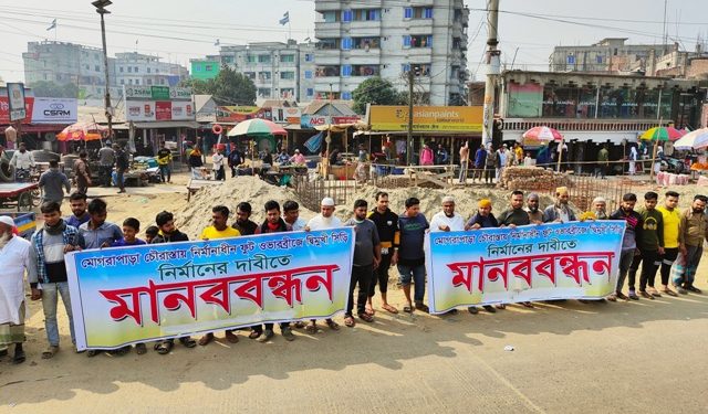 সোনারগাঁয়ে নির্মাণাধীন ফুটওভার ব্রীজ দ্বিমুখী সিড়ি নির্মানের দাবিতে মানববন্ধন 