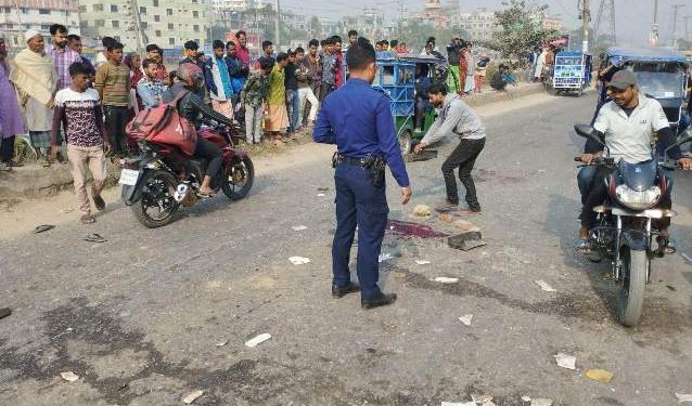সিদ্ধিরগঞ্জে ট্যাংকলরি ও অটোরিকশার মুখোমুখি সংঘর্ষে আহত ৩