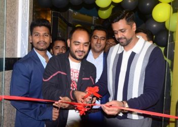 চাষাঢ়ায় “লা ক্যান্ডেলা” রেষ্টুরেন্ট’র শুভ উদ্বোধন করেন অয়ন ওসমান