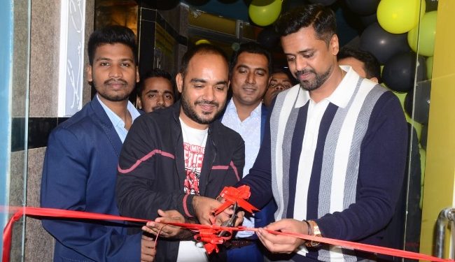 চাষাঢ়ায় “লা ক্যান্ডেলা” রেষ্টুরেন্ট’র শুভ উদ্বোধন করেন অয়ন ওসমান