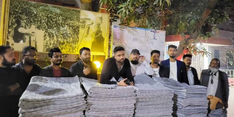 বঙ্গবন্ধুর স্বদেশ প্রত্যাবর্তন দিবসে শীতার্থদের মাঝে শীতবস্ত্র বিতরণ করেন অয়ন ওসমান