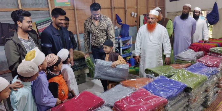 মাদ্রাসা ও এতিমখানার শিক্ষার্থীদের মাঝে শীতবস্ত্র বিতরণ করেন অয়ন ওসমান