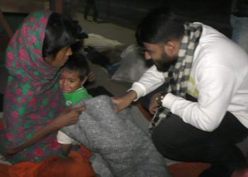 মাঝরাতে শীতার্থদের শীত নিবারণে শীতবস্ত্র নিয়ে প্যানেল মেয়র বাবুর পরিবার