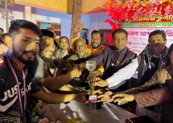 ব্যাডমিন্টন টুর্ণামেন্ট’র ফাইনাল খেলার পুরস্কার বিতরণ করেছেন প্যানেল মেয়র বাবু
