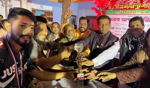 ব্যাডমিন্টন টুর্ণামেন্ট’র ফাইনাল খেলার পুরস্কার বিতরণ করেছেন প্যানেল মেয়র বাবু