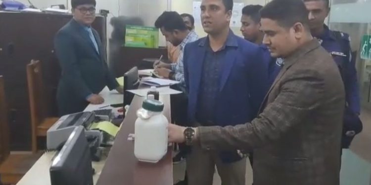 ফ্রীজের মধ্যে মেয়াদোত্তীর্ণ রিএজেন্ট পাওয়ায় মেডি প্লাসকে ৫০ হাজার টাকা জরিমানা