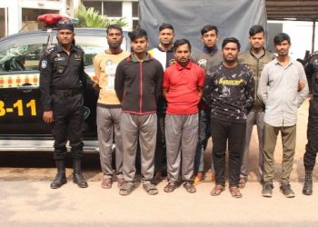 আড়াইহাজারে বিপুল পরিমান দেশীয় অস্ত্রসহ ডাকাত সন্দেহে আটক ৮