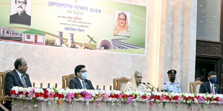 প্রয়োজনীয় প্রকল্পই গ্রহণ করতে ডিসিদের প্রধানমন্ত্রীর নির্দেশনা
