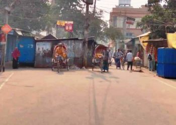 বন্দরে রাস্তা দখল করে অবৈধ ভাবে দোকান স্থাপন