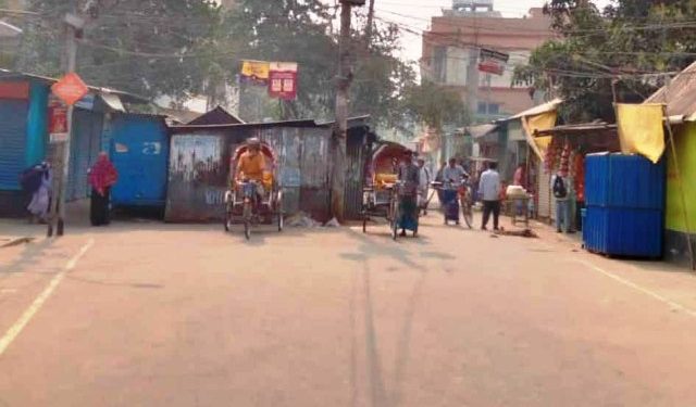 বন্দরে রাস্তা দখল করে অবৈধ ভাবে দোকান স্থাপন