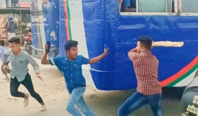 বিদ্রোহীদের হামলায় আহত নব গঠিত জেলা ছাত্রদলের নেতৃবৃন্দরা