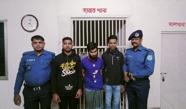 সোনারগাঁয়ে নারী শ্রমিককে দলবেঁধে ধর্ষণের অভিযোগে গ্রেপ্তার ৩