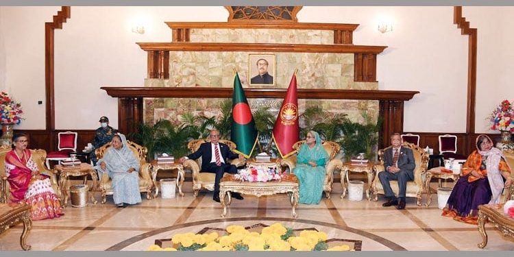 আব্দুল হামিদের সাথে প্রধানমন্ত্রী ও নতুন রাষ্ট্রপতির সৌজন্য স্বাক্ষাত