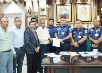 যানজট ও ট্রাফিক ব্যবস্থাপনায় সেলিম ওসমানের ২৫ লক্ষ টাকার চেক প্রদান