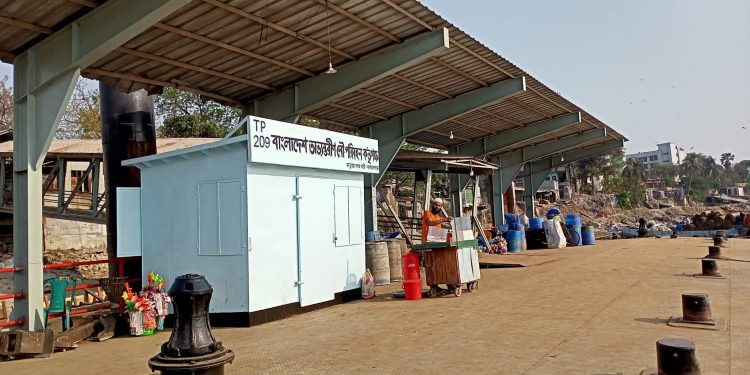 ফতুল্লা লঞ্চঘাটে যাত্রীকে মারধরের ঘটনায় থানায় অভিযোগ