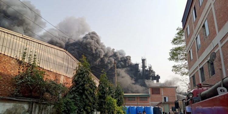 রুপগঞ্জে স্পিনিং মিলে ভয়াবহ আগুন