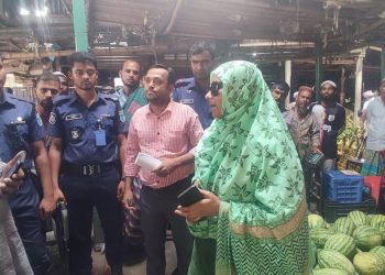 শহরে ফলের বাজারে ভ্রাম্যমান আদালতের অভিযান