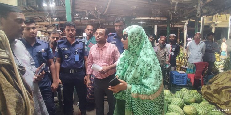 শহরে ফলের বাজারে ভ্রাম্যমান আদালতের অভিযান