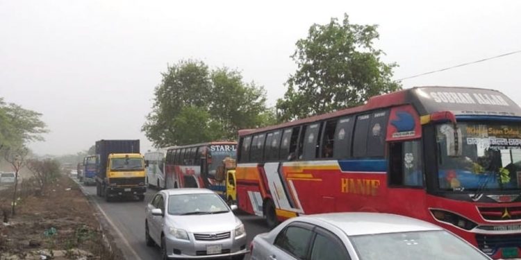 ঢাকা-চট্টগ্রাম মহাসড়কের ১৫ কিলোমিটার যানজট, যাত্রী ভোগান্তি চরমে