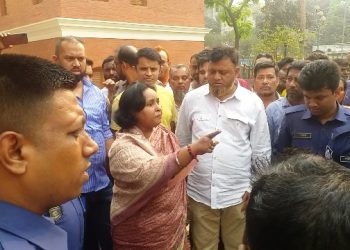 ৬ দফা দাবিতে ময়লা ফেলে নাসিক ঘেরাও করে পরিচ্ছনকর্মীরা