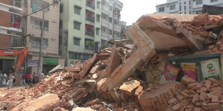 ভাঙ্গা হলো নিতাইগঞ্জের বিস্ফোরণ ভবন, বিচার দাবি স্থানীয়দের