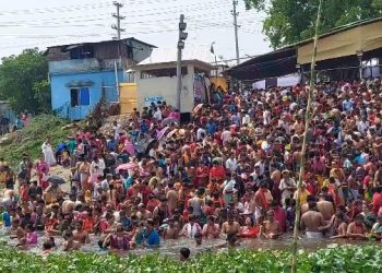 পাপ মোচনের আশায় নারায়ণগঞ্জে স্নানোৎসবে কয়েক লাখ মানুষের ঢল