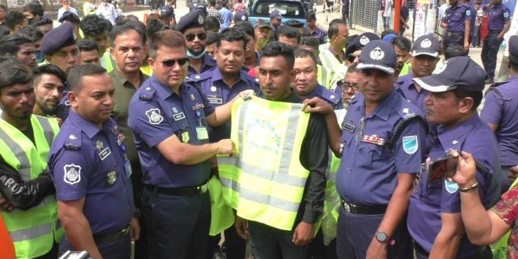 রমজান উপলক্ষে যানজট নিরসনে মাঠে পুলিশ