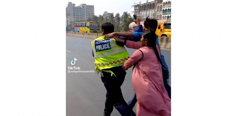 ট্রাফিক পুলিশকে মারধর, হামলাকারী নারী গ্রেপ্তার