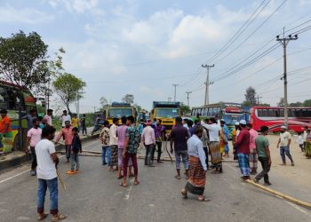 সোনারগাঁওয়ে হাইওয়ে পুলিশের অনিয়মের অভিযোগে অটোচালকদের বিক্ষোভ