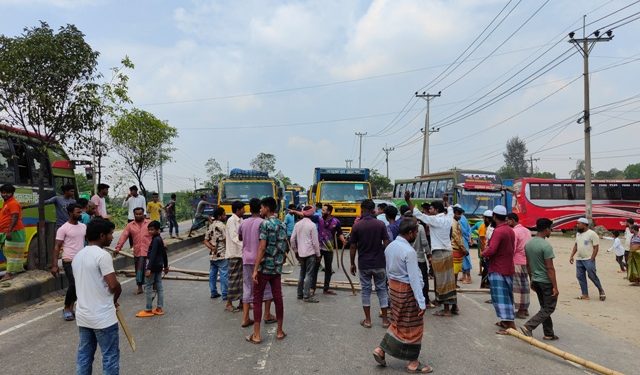 সোনারগাঁওয়ে হাইওয়ে পুলিশের অনিয়মের অভিযোগে অটোচালকদের বিক্ষোভ