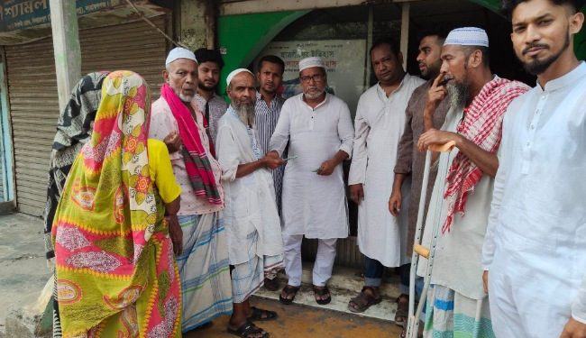 অয়ন ওসমানের পক্ষে অসহায়দের মাঝে জিতুর উদ্যোগে নগদ অর্থ বিতরণ