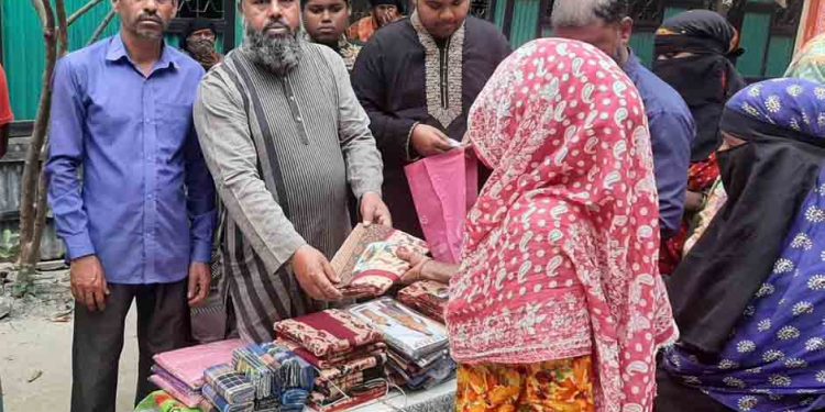 বন্দরে ঈদ বস্ত্র বিতরণ