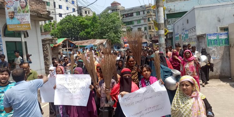 বন্দরে পানির দাবিতে কয়েকশ এলাকাবাসীর বিক্ষোভ মিছিল  