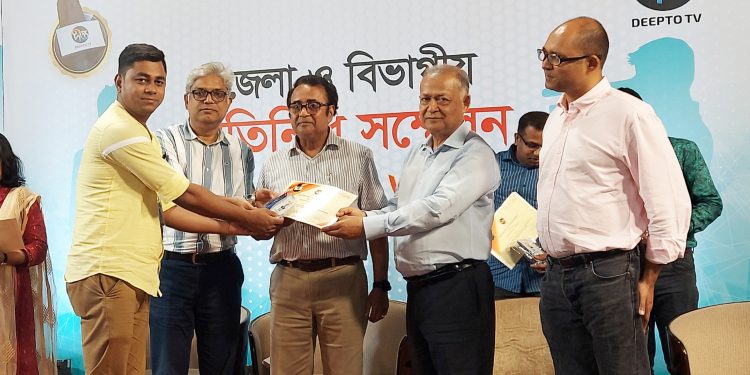 আবারো দীপ্ত টিভির দেশ সেরা রিপোর্টার হলেন গৌতম সাহা
