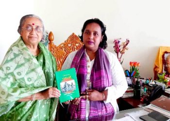 নারী মুক্তিযোদ্ধাদের জীবনী সম্বলিত গ্রন্থ ও ছবি মেয়র আইভীকে প্রদান