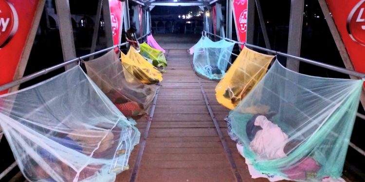 ডেঙ্গু রোধে ছিন্নমূল মানুষের পাশে টিম খোরশেদ