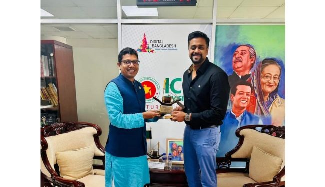 অয়ন ওসমানকে নৌকা উপহার দিলেন আইসিটি প্রতিমন্ত্রী পলক