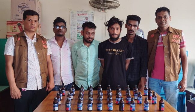 সিদ্ধিরগঞ্জে ফেন্সিডিলসহ ৪ মাদক কারবারি গ্রেফতার